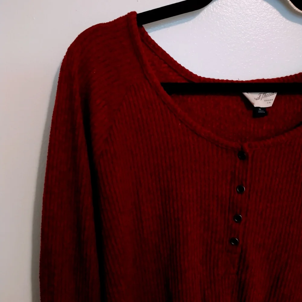 Universal thread sweater red